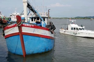 被查扣的TG 93998TS號漁船。（圖：東河）