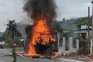 載運慈善物品卡車途中失火