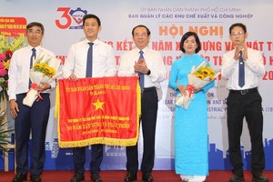 市領導向市各出口加工區與工業區管委會頒發市人委會傳統錦旗。