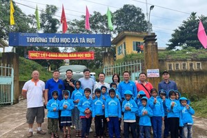 慈善團負責人向廣治省德克農縣一小學發送禮物。