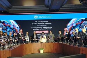 聯合國安理會反恐怖主義委員會成員手舉《德里宣言》。（圖：聯合國）