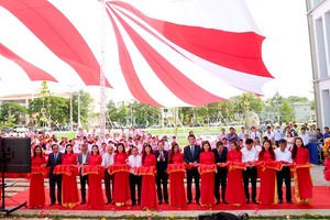 芹苴大學“高新技術大廈”工程落成剪綵儀式。（圖：芹苴大學））