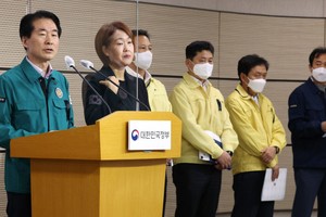 10月31日，在中央政府世宗辦公大樓，行政安全部災害安全管理本部長金星鎬（左一）發布踩踏事故補助方案。（圖：韓聯社）