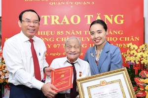 市領導向阮壽真同志頒授85年黨齡紀念章