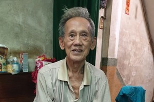 邱富強年紀大體力差，每天需要女兒的照顧。