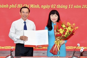 市委書記阮文年向范氏紅霞同志頒授《決定》。