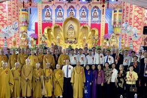 “壬寅年萬人緣祈安普度大法會”組委會與本市、第五郡各機關團體領導、各華人社團合影留念。