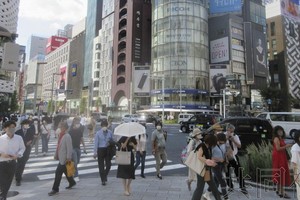 圖為人流交織的東京銀座交叉路口。攝於9月27日上午。（圖：共同社）