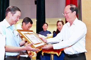 市委副書記阮胡海獎勵取得出色成績的群眾協會。