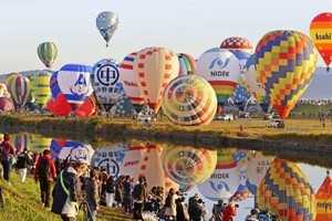 各色熱氣球從河畔升空。（圖：互聯網）