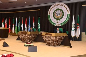 阿爾及利亞總統特本(右)與阿盟秘書長蓋特參加第三十一屆阿盟峰會。（圖：新華社）