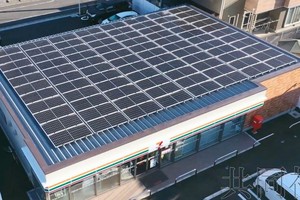 圖為東京都青梅市一家7-Eleven便利店屋頂上設置的太陽能板。（圖：共同社）