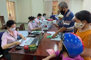 古芝縣貧困農民在該縣社會政策銀行辦理貸款手續。（圖：苑霞）