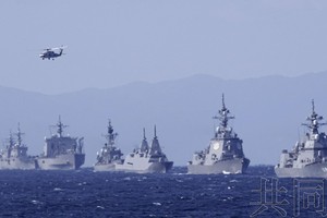 11月6日上午，世界12個國家的海軍和日本海上自衛隊等參加的“國際閱艦式”在神奈川縣近海的相模灣舉行，艦艇列隊航行。圖中最右邊的是護衛艦“朝日”號。（圖：共同社）