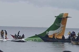 肇事客機在維多尼亞湖墜毀。（圖：視頻截圖）