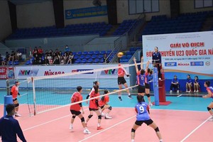 東道主達樂隊（紅衣）與本市排球隊比賽一幕。（圖：越通社）