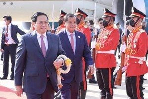 政府總理范明政一行抵達首都金邊，開始對柬埔寨進行正式訪問。（圖：越通社）