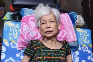 徐笑容大娘躺在長椅上，生活 不能自理。