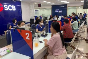 客戶在 SCB 銀行進行交易。（示意圖：TTO）