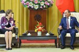 國家主席阮春福與南澳大利亞洲總督弗朗西斯‧亞當森交談。