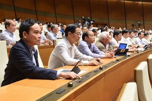 國會代表按鈕表決通過《基層民主落實法》。