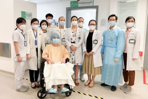 患者小B（坐輪椅）在接受療程結束後同FV醫院醫務人員合照。（圖：FV醫院）