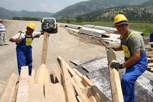 在阿爾巴尼亞，工人們在新建一條道路。（圖：聯合國）