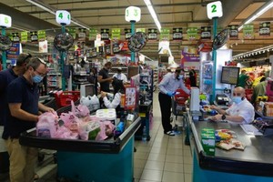 消費者在以色列莫迪恩一家超市購物。