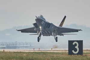 11月10日，韓國自研超音速戰鬥機“獵鷹”（KF-21）二號原型機首飛成功。（圖：韓聯社）