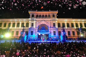 市郵局在音樂晚會上燈光閃爍。