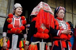 紅瑤族新娘頭戴紅巾。