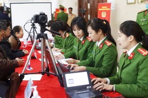 公安為民辦理公民身份證簽發手續。