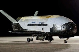 一架美軍無人航太飛行器在經過將近兩年半的908天軌道飛行後，上周六降落在佛羅里達州的甘迺迪太空中心。（圖：AP）