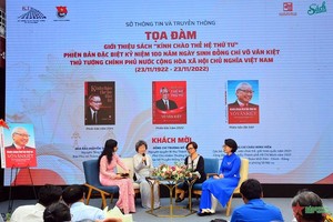 演講者在紀念活動上參與交流，介紹《第四代，你好！》作品。（圖：人民軍隊報）