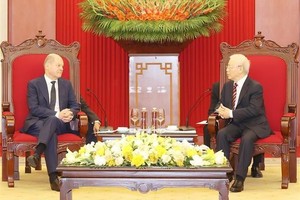 黨中央總書記阮富仲（右）會見德國總理奧拉夫•朔爾茨。（圖：越通社）