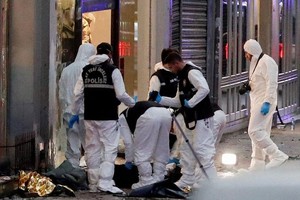 警察在現場工作。（圖：路透社）