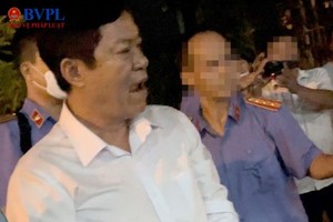 薄寮省人民法院副院長周文美（白衣）被捕。（圖：法律維護報）