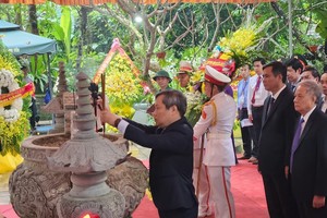 廣平省人委會領導在八姑洞英雄烈士紀念館上香緬懷。（圖：劉香）