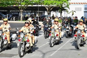 全市公安昨日同時出發執行任務。