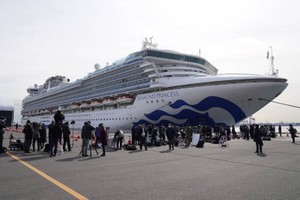 2020年初「鑽石公主號」郵輪爆發感染群組後，日本暫停國際郵輪靠港。（示意圖：彭博）
