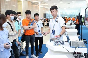 人工智能系學生在“The Future of Now” 事件體驗科技。