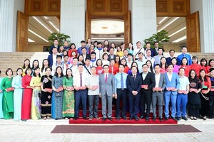 政府副總理武德膽（前中）同模範教師代表團合影留念。（圖：月映）