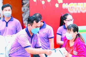 市工人青年輔助中心每年都輔助貧困工人返鄉過年。