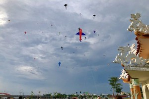 人民集中在平盛郡清多西貢沿河的一塊空地放風箏。