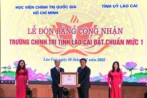 胡志明國家政治學院院長阮春勝（右二）向老街省政治學校頒授一級標準認證。（圖：紅明）