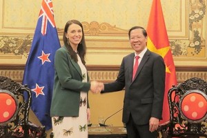 市人委會主席潘文邁（右）與新西蘭總理傑辛達‧阿德恩握手合照。（圖：明協）