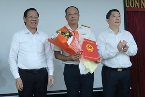 武春百（中）同志與市領導合影。（圖：市黨部新聞網）