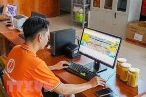 消費者在網上採購商品。