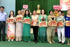 郡人委會副主席黎清平向教師贈送祝壽禮物。