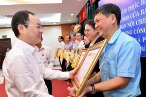 市委副書記阮文孝向各優秀集體頒發獎狀。（圖：越勇）